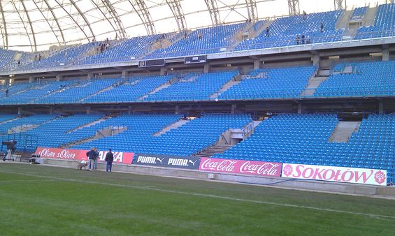 Das Stadion in Posen muss am 5. November 2015 beim Spiel gegen Florenz komplett leer bleiben<br />Bild: Christian Thom“><figcaption>Das Stadion in Posen muss am 5. November 2015 beim Spiel gegen Florenz komplett leer bleiben<br />Bild: Christian Thom</figcaption></figure>
            </div>

                    </article>

                <section class=