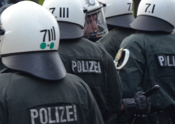 Die Düsseldorfer Polizei hat 15 Fans in Gewahrsam genommen.<br />    <button type=