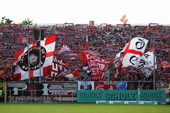 Die FCK-Fans beim Spiel in Aalen<br />    <button type=