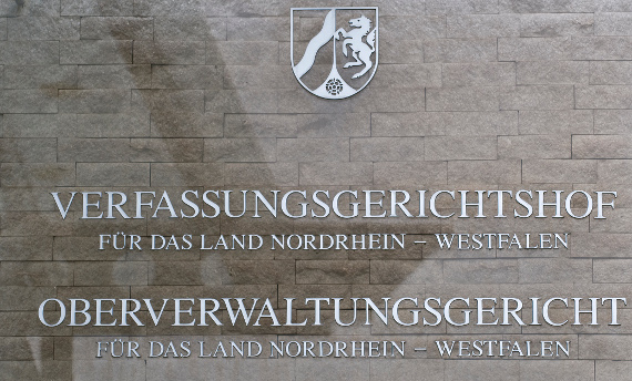  Der 15. Senat des Oberverwaltungsgerichts erlaubt eine HoGeSa Kundgebung<br />    <button type=