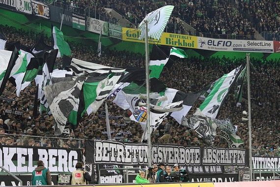 Die Nordkurve Mönchengladbach gestern beim Heimspiel gegen Schalke 04<br />    <button type=