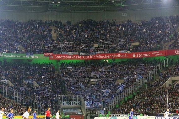 Die Schalke Fans in Mönchengladbach<br />    <button type=