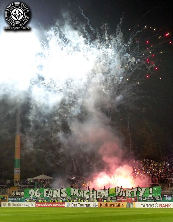 Die Pyroshow der Hannover 96 Fans in Darmstadt. Bild: Usual Suspects