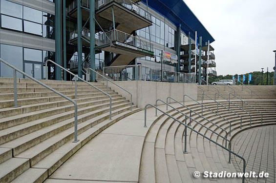 Die Polizei wollte Schalke Fans nach den Heimspielen kontrollieren<br />    <button type=