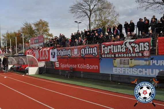 Besagte Zaunfahne bei einem Heimspiel von Fortuna Köln<br />    <button type=