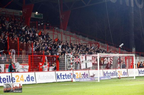 Eintracht Fankfurt Fans gelangten mit Hilfe von Union Fans trotz Sperrung in den Gästeblock. Bild: Union-Foto-Hupe.de