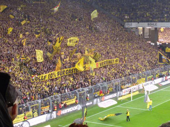 Plakat auf der Südtribüne beim heutigen Derby<br />    <button type=