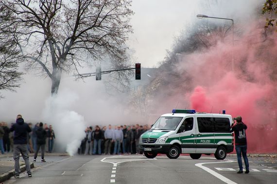 Leverkusen Fans beim Derby gegen Köln<br />    <button type=
