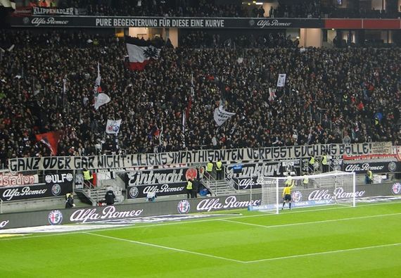 Spruchband gegen Darmstadt Sympathisanten in der Nordwestkurve<br />    <button type=