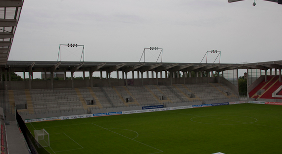 An der Wand oben im Block sollen die Kunstwerke entstehen<br />Bild: Faszination Fankurve”><figcaption>An der Wand oben im Block sollen die Kunstwerke entstehen<br />Bild: Faszination Fankurve</figcaption></figure>
                </div>
                
                <!-- YouTube (Meta-Feld) -->
                
            </div>
        </article>

                <script>
        (function() {
            var root = document.querySelector('.ff-single-news-gallery');
            if (!root) return;
            var slides = root.querySelectorAll('.ff-single-news-gallery-slide');
            var dots = root.querySelectorAll('.ff-single-news-gallery-dot');
            var prev = root.querySelector('.ff-single-news-gallery-prev');
            var next = root.querySelector('.ff-single-news-gallery-next');
            var n = slides.length;
            if (n < 2) return;
            var i = 0;
            function closeAllImgInfo() {
                root.querySelectorAll('.ff-fv-img-info-host.is-info-open').forEach(function(host) {
                    host.classList.remove('is-info-open');
                    var b = host.querySelector('.ff-fv-img-info-btn');
                    var p = host.querySelector('.ff-fv-img-info-panel');
                    if (b) b.setAttribute('aria-expanded', 'false');
                    if (p) p.setAttribute('aria-hidden', 'true');
                });
            }
            function show(idx) {
                closeAllImgInfo();
                i = ((idx % n) + n) % n;
                for (var s = 0; s < n; s++) {
                    if (s === i) slides[s].removeAttribute('hidden'); else slides[s].setAttribute('hidden', '');
                }
                for (var s = 0; s < dots.length; s++) {
                    dots[s].classList.toggle('is-active', s === i);
                    dots[s].setAttribute('aria-selected', s === i ? 'true' : 'false');
                }
            }
            if (prev) prev.addEventListener('click', function() { show(i - 1); });
            if (next) next.addEventListener('click', function() { show(i + 1); });
            for (var d = 0; d < dots.length; d++) {
                (function(di) { dots[di].addEventListener('click', function() { show(di); }); })(d);
            }
        })();
        </script>
        
        <!-- Kommentare -->
                <section class=