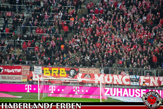 Die Zaunfahne der BRB hing im Herbst 2014 zuletzt bei einem Bayern Heimspiel<br />    <button type=