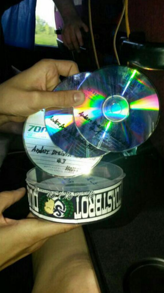 Diese CDs der MSV Duisburg Fans sollen in der Hand von Dissidenti sein<br />    <button type=
