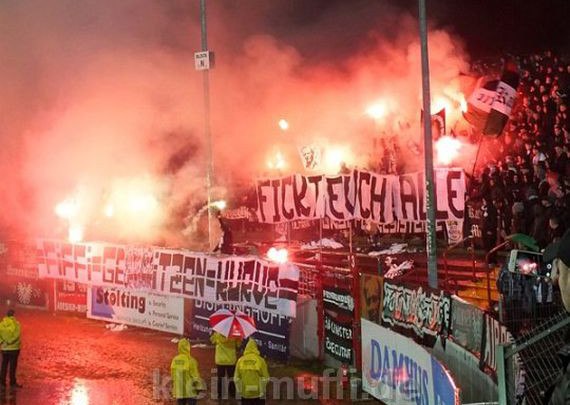Eine der Pyroshows beim Heimspiel gegen Rostock<br />    <button type=