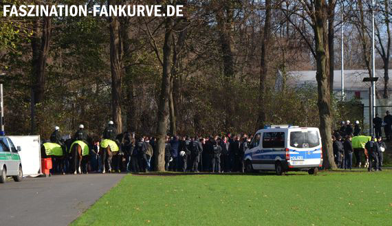 Ultras aus Mainz wurden auf der Stadionvorwiese von der Polizei festgehalten<br />    <button type=