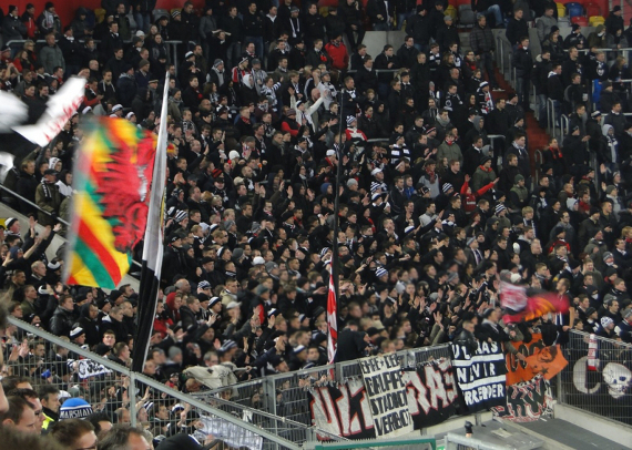 Eintracht Frankfurt Fans bei besagtem Spiel in Düsseldorf<br />    <button type=