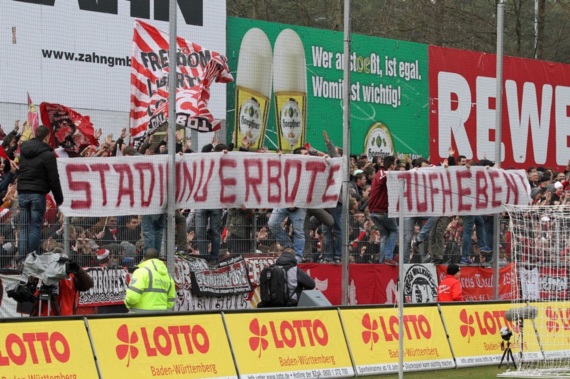 Im Stadion in Sandhausen solidarisierten sich FCK Ultras mit ihren Stadionverbotlern, die später Probleme mit der Polizei bekamen<br />    <button type=