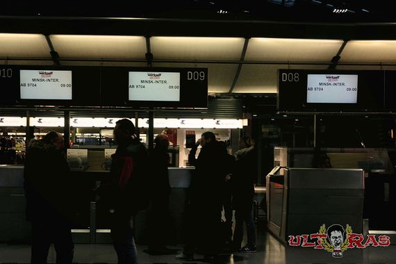 Am Flughafen Minsk kam es in der Nacht von Dienstag auf Mittwoch zu hitzigen Diskussionen<br />    <button type=