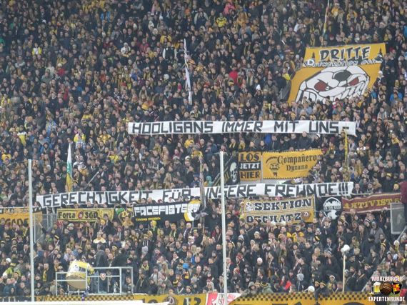 Solidaritätsspruchband für Hooligans aus Dresden<br />    <button type=