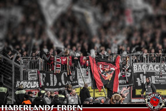Schalke Ultras präsentierten geklaute Leverkusen Fanmaterialien. Bild: Haberlans-Erben.de