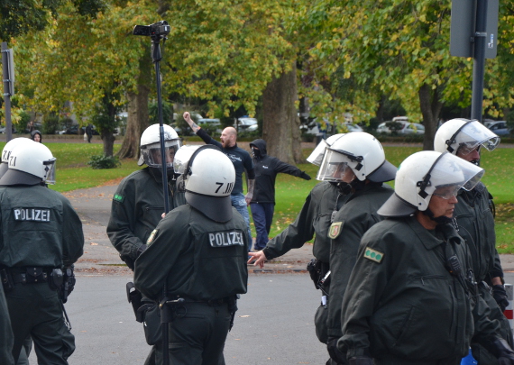 Polizisten filmen regelmäßig ihre Einsätze. Filmende Fans müssen jedoch mit Anzeigen rechnen<br />    <button type=