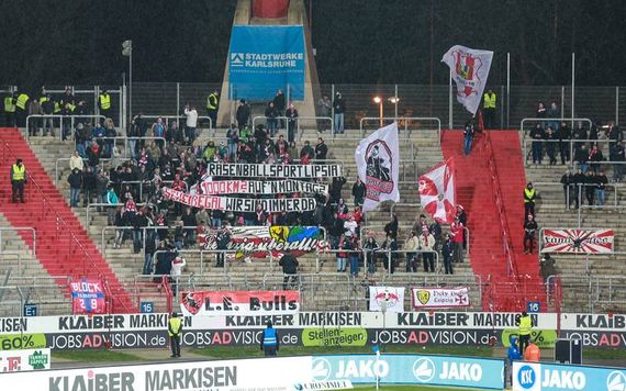 Der Haufe mitgereister RB Leipzig Anhänger<br />    <button type=