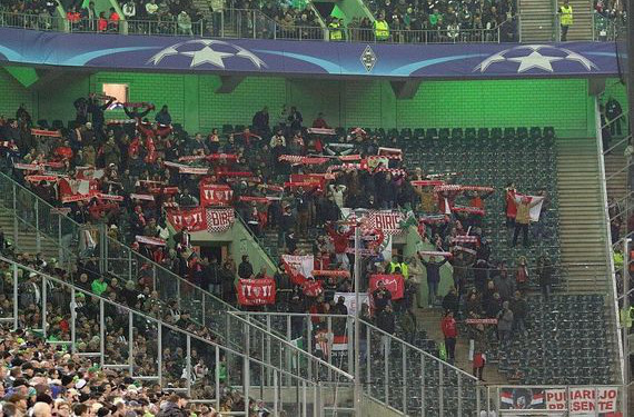 Die Fans des FC Sevilla im umgebauten Gästeblock.<br />    <button type=