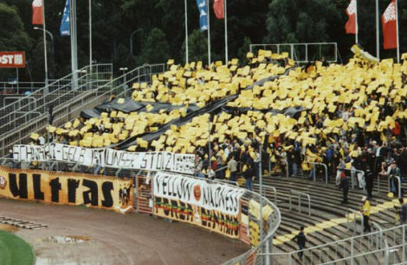 Ultras Dynamo in der Saison 2001/2002 beim Spiel gegen Zwickau<br />    <button type=