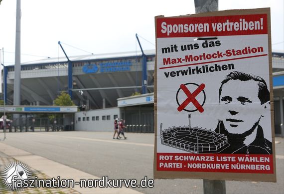 Protestplakte vorm Stadion. Bild: Faszination-Nordkurve.de