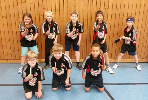 Die neuen Trikots der Tischtennis Kids mit dem Logo der Südkurve<br />    <button type=