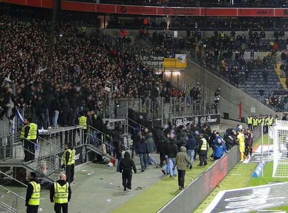Eintracht Ultras im Innenraum<br />    <button type=