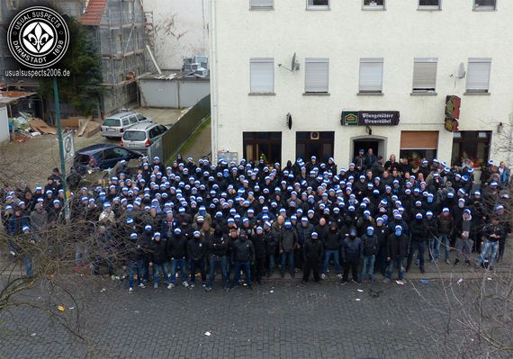 Mobfoto der Fanszene von Darmstadt 98 vor dem Derby.<br />    <button type=