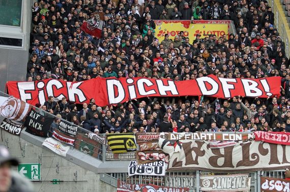 Ultras des FC St. Pauli beim Spiel in Kaiserslautern<br />    <button type=