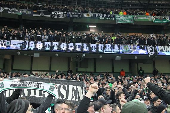 Die Mönchengladbach Fans in Manchester<br />    <button type=