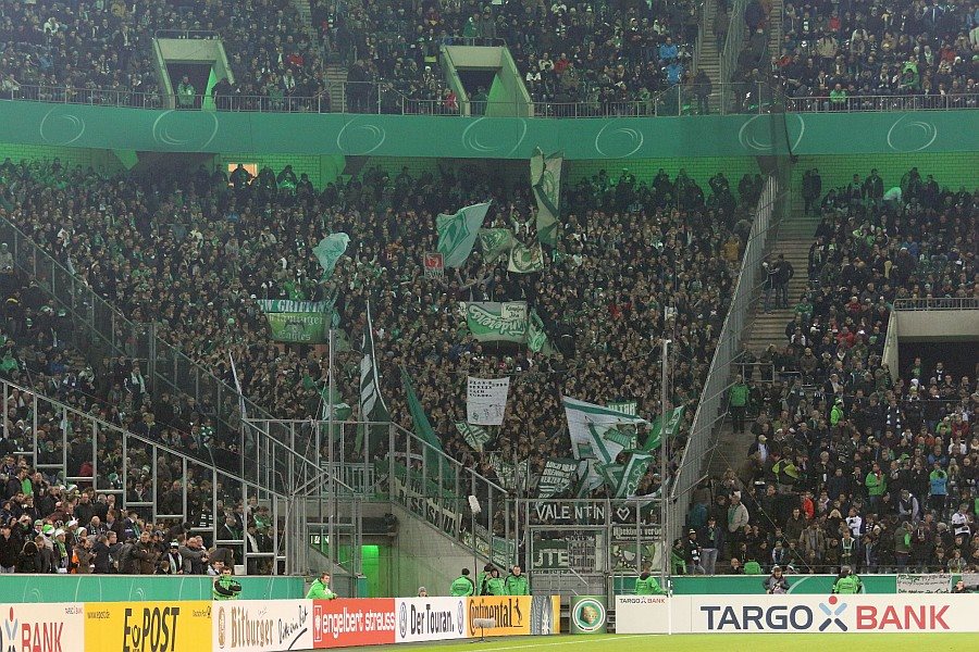 Werder Ultras mit Valentin Schriftzug gestern in Mönchengladbach<br />    <button type=
