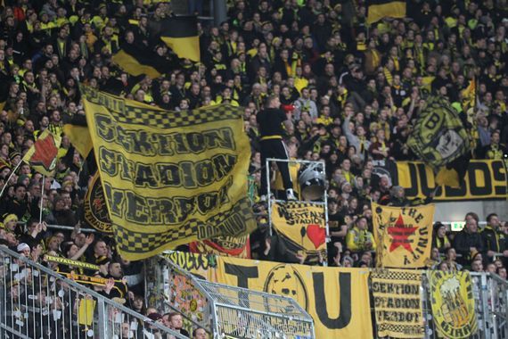 Die BVB Fans in Augsburg<br />    <button type=