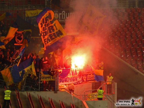 Die Braunschweiger Fans feierten den 120. Geburtstag ihres Vereins in Stuttgart mit Sektflaschen und Pyro<br />    <button type=