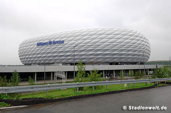 Die 1860 Ultras erreichten das Stadion wegen der Polizei erst kurz vor Anpfiff<br />    <button type=
