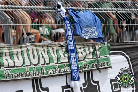 Lilien Fanartikel am Zaun der Mönchengladbach Fans<br />    <button type=