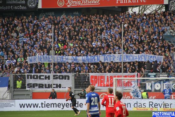 Spruchbänder in der Duisburger Fankurve<br />    <button type=