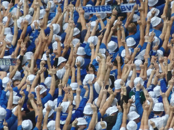 Die Schalke Fans kommen wegen der neuen Anstoßzeit erst später nach Hause<br />    <button type=