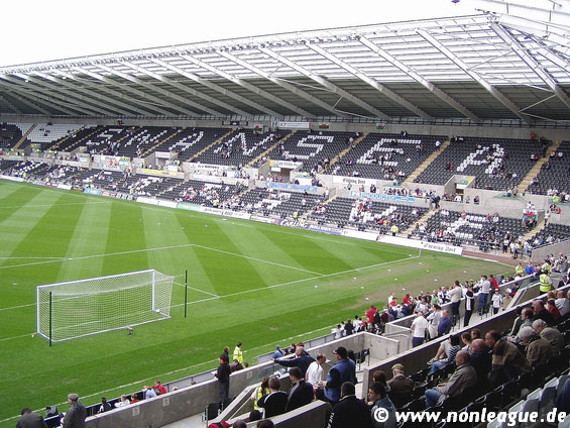 Das Liberty Stadium könnte schon bald Stehplätze erhalten.<br />Bild: www.nonleague.de“><figcaption>Das Liberty Stadium könnte schon bald Stehplätze erhalten.<br />Bild: www.nonleague.de</figcaption></figure>
            </div>

                    </article>

                <section class=
