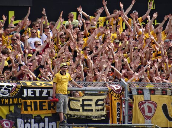 Dynamo Dresden Fans in Würzburg<br />    <button type=