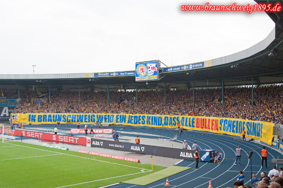Proteste beim Heimspiel von Braunschweig gegen RB Leipzig<br />    <button type=