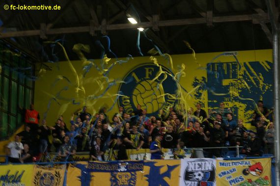 Der Verein will beteiligte Fans mit Hausverboten belegen<br />Bild: fc-lokomotive.de”><figcaption>Der Verein will beteiligte Fans mit Hausverboten belegen<br />Bild: fc-lokomotive.de</figcaption></figure>
                </div>
                
                <!-- YouTube (Meta-Feld) -->
                
            </div>
        </article>

                <script>
        (function() {
            var root = document.querySelector('.ff-single-news-gallery');
            if (!root) return;
            var slides = root.querySelectorAll('.ff-single-news-gallery-slide');
            var dots = root.querySelectorAll('.ff-single-news-gallery-dot');
            var prev = root.querySelector('.ff-single-news-gallery-prev');
            var next = root.querySelector('.ff-single-news-gallery-next');
            var n = slides.length;
            if (n < 2) return;
            var i = 0;
            function closeAllImgInfo() {
                root.querySelectorAll('.ff-fv-img-info-host.is-info-open').forEach(function(host) {
                    host.classList.remove('is-info-open');
                    var b = host.querySelector('.ff-fv-img-info-btn');
                    var p = host.querySelector('.ff-fv-img-info-panel');
                    if (b) b.setAttribute('aria-expanded', 'false');
                    if (p) p.setAttribute('aria-hidden', 'true');
                });
            }
            function show(idx) {
                closeAllImgInfo();
                i = ((idx % n) + n) % n;
                for (var s = 0; s < n; s++) {
                    if (s === i) slides[s].removeAttribute('hidden'); else slides[s].setAttribute('hidden', '');
                }
                for (var s = 0; s < dots.length; s++) {
                    dots[s].classList.toggle('is-active', s === i);
                    dots[s].setAttribute('aria-selected', s === i ? 'true' : 'false');
                }
            }
            if (prev) prev.addEventListener('click', function() { show(i - 1); });
            if (next) next.addEventListener('click', function() { show(i + 1); });
            for (var d = 0; d < dots.length; d++) {
                (function(di) { dots[di].addEventListener('click', function() { show(di); }); })(d);
            }
        })();
        </script>
        
        <!-- Kommentare -->
                <section class=