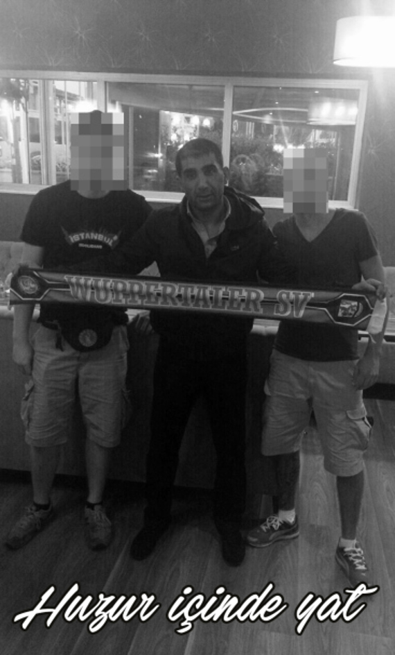 Sefa Reis mit Wuppertaler Ultras<br />Bild: Ultraswuppertal.com“><figcaption>Sefa Reis mit Wuppertaler Ultras<br />Bild: Ultraswuppertal.com</figcaption></figure>
<figure><img decoding=