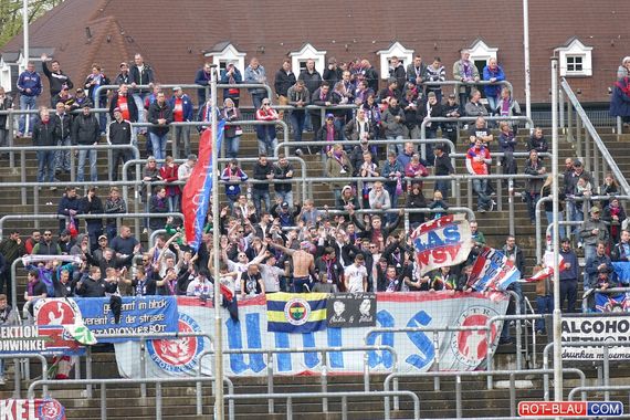 Fener-Fans zu Gast im Stadion am Zoo<br />    <button type=
