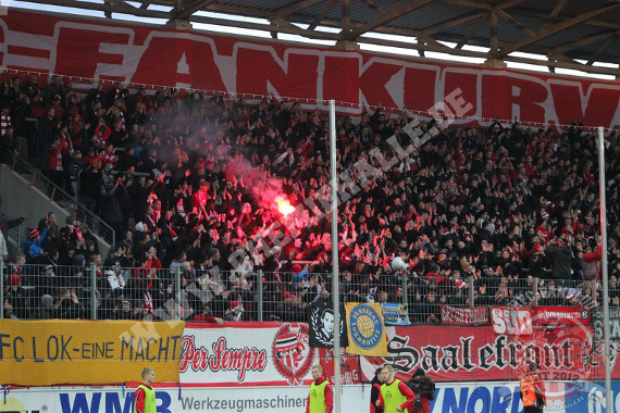 Dieses Bengalo zündeten HFC-Fans beim Spiel gegen Cottbus<br />    <button type=