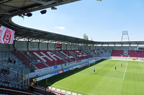 FCM-Fans werden sich am Sonntag wohl auf der gesamten Läuferweg-Tribüne ausbreiten<br />    <button type=