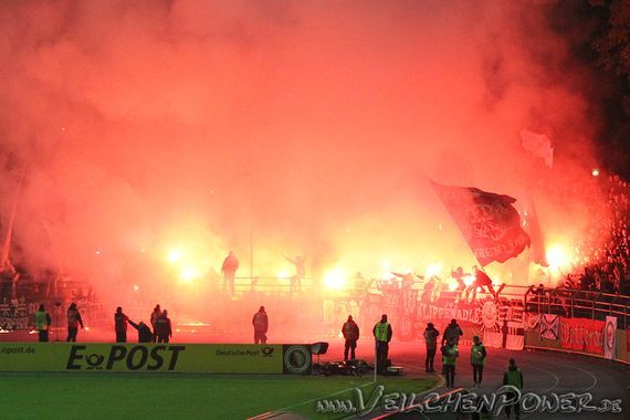Pyroshow der Eintracht Fans in Aue<br />    <button type=