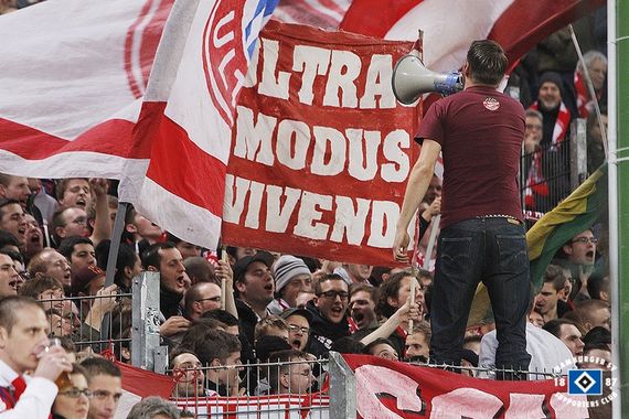 FC Bayern Fans beim Gastspiel im Volksparkstadion<br />    <button type=